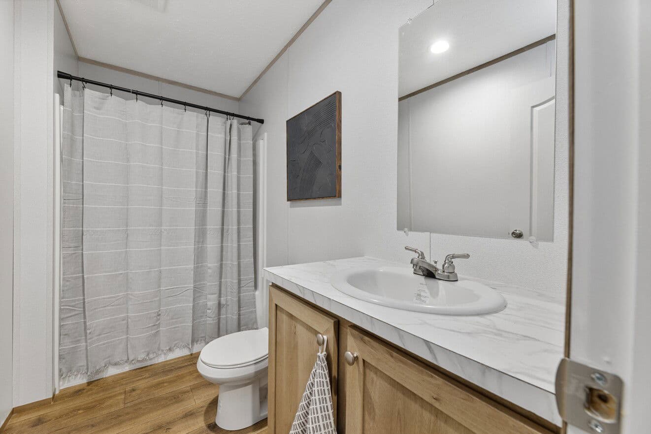 Phoenix 32563a bathroom home features