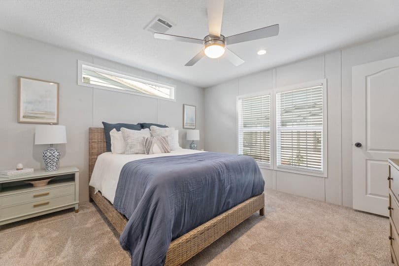 Vivid 28603n bedroom home features