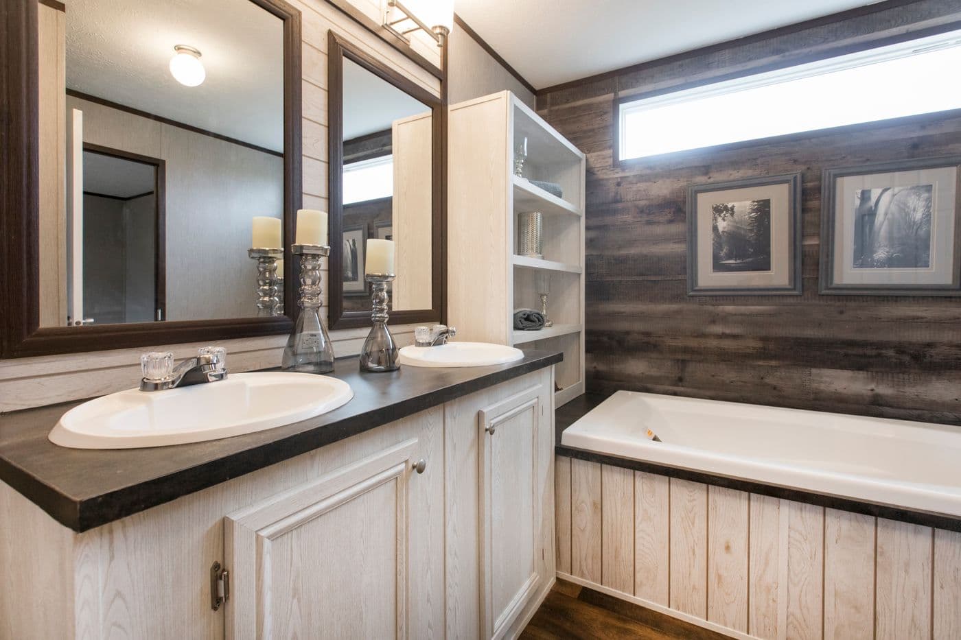 The seaside bathroom home features