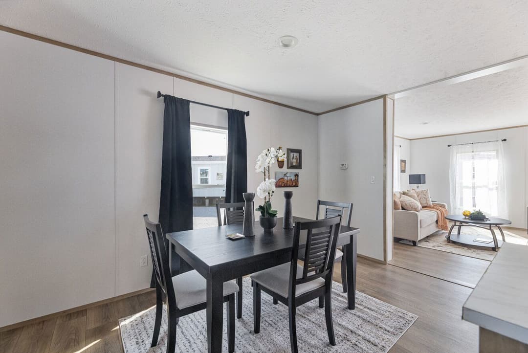 Phoenix 32483a interior home features