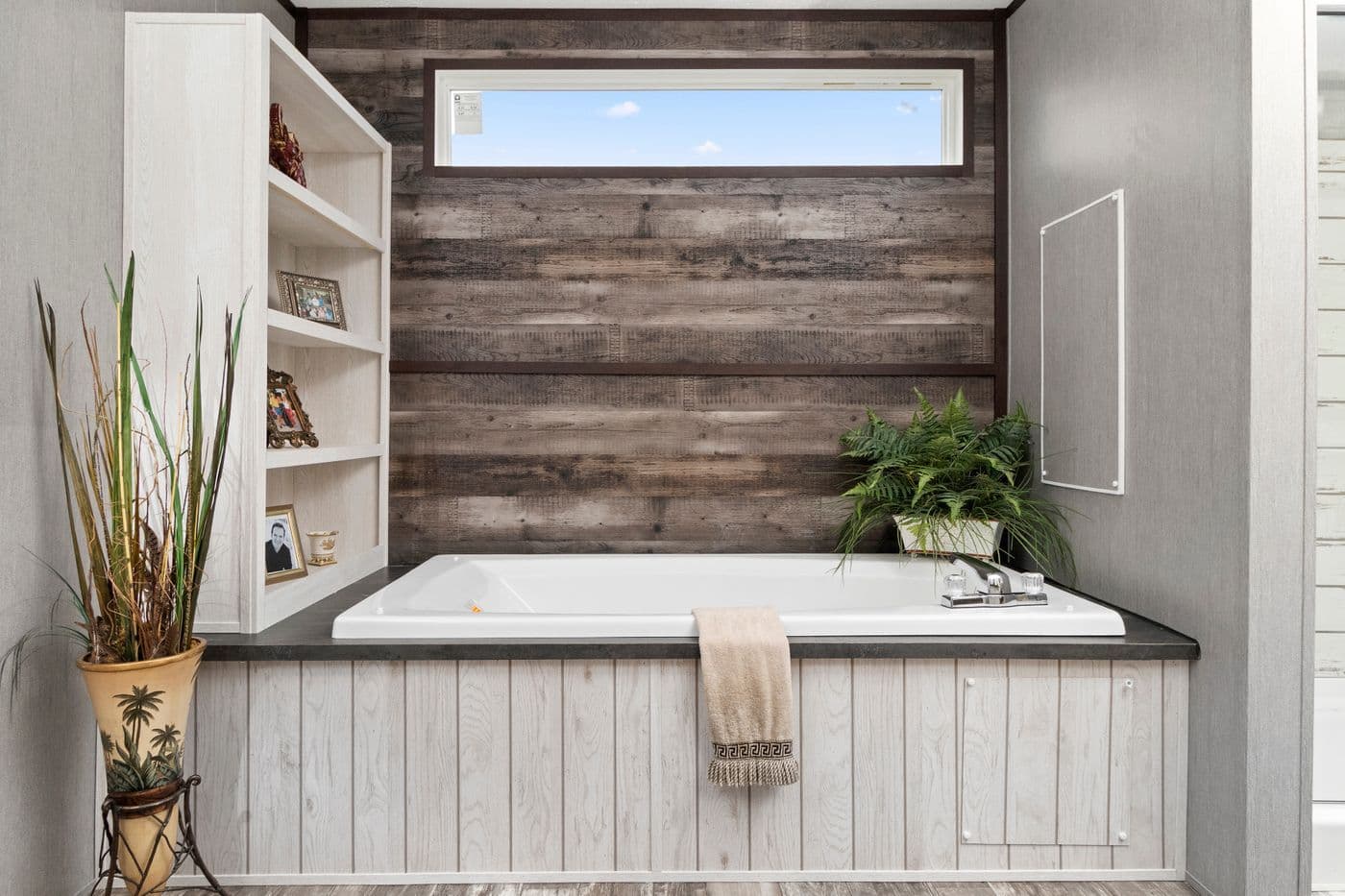 The seaside bathroom home features
