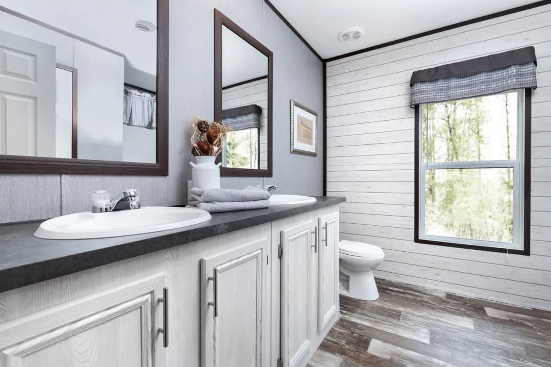 The shoreline bathroom home features