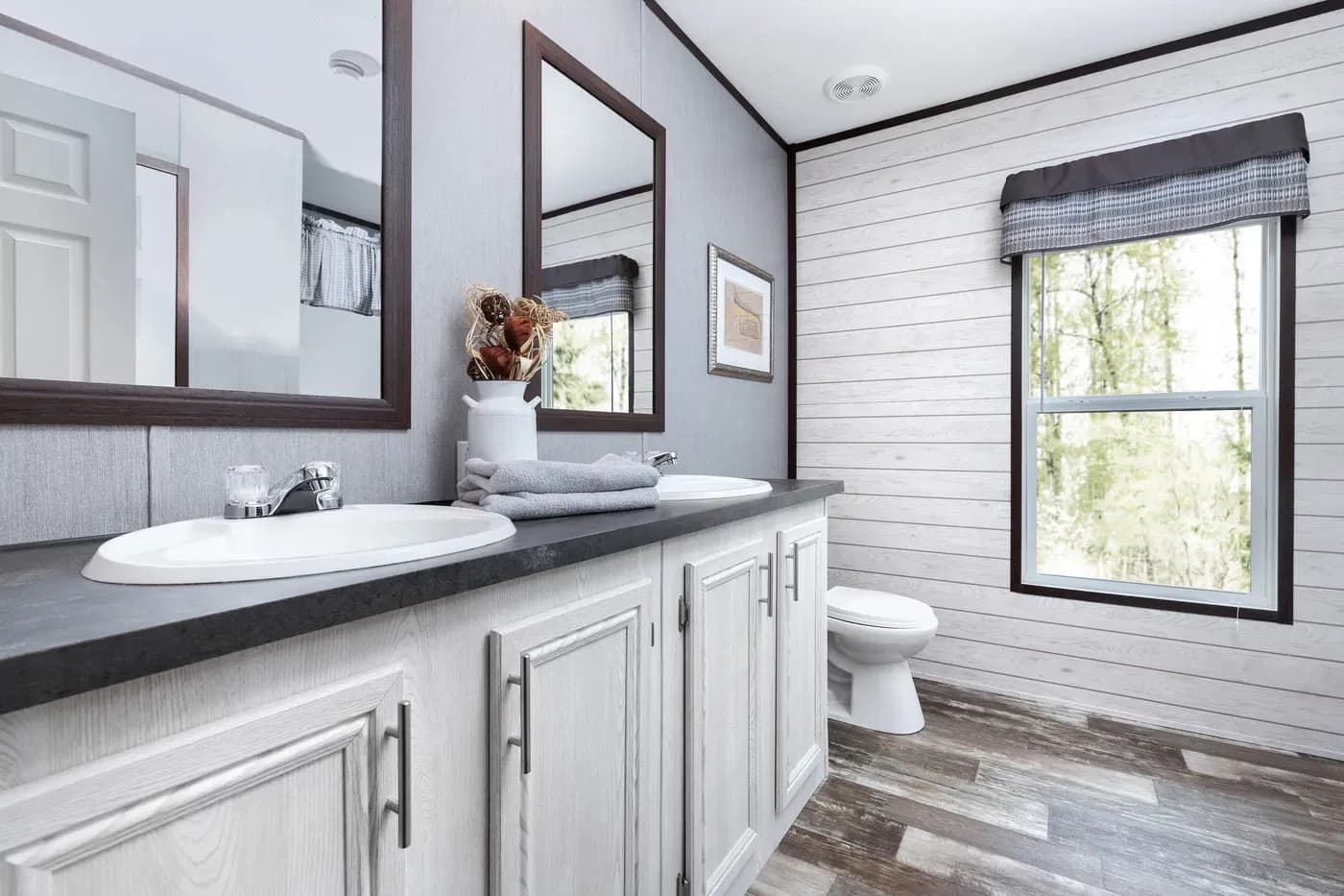 The shoreline bathroom home features