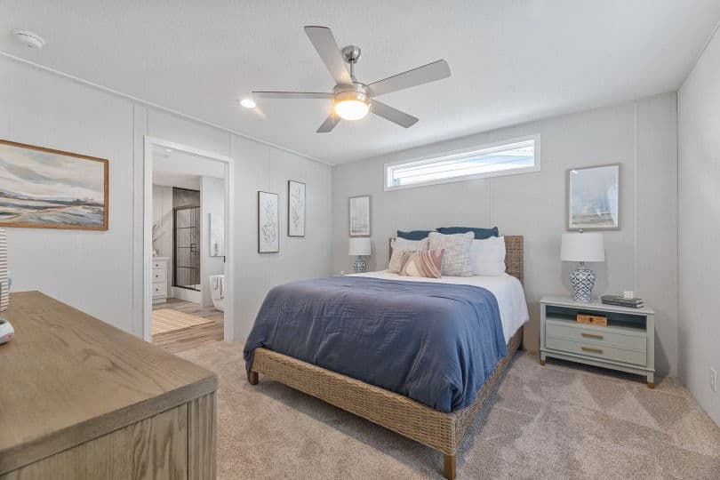 Vivid 28603n bedroom home features