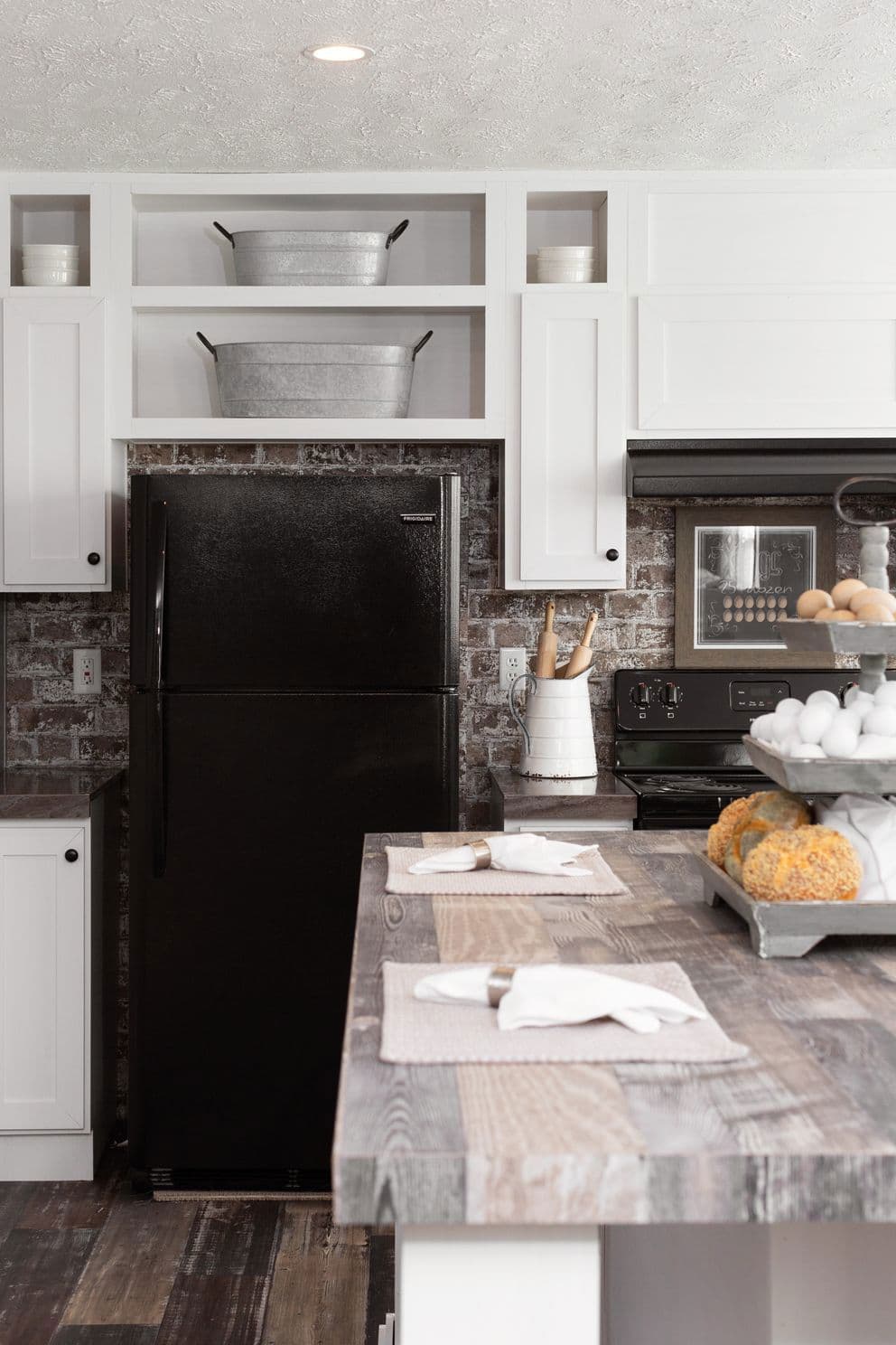 Tradition 76c kitchen home features