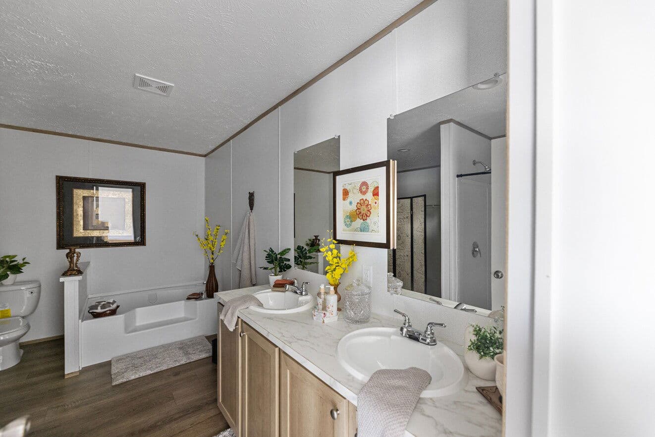 Phoenix 32483a bathroom home features