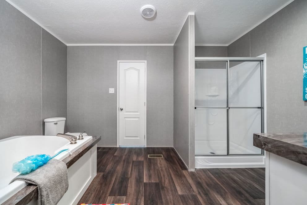 The eagle 76 bathroom home features