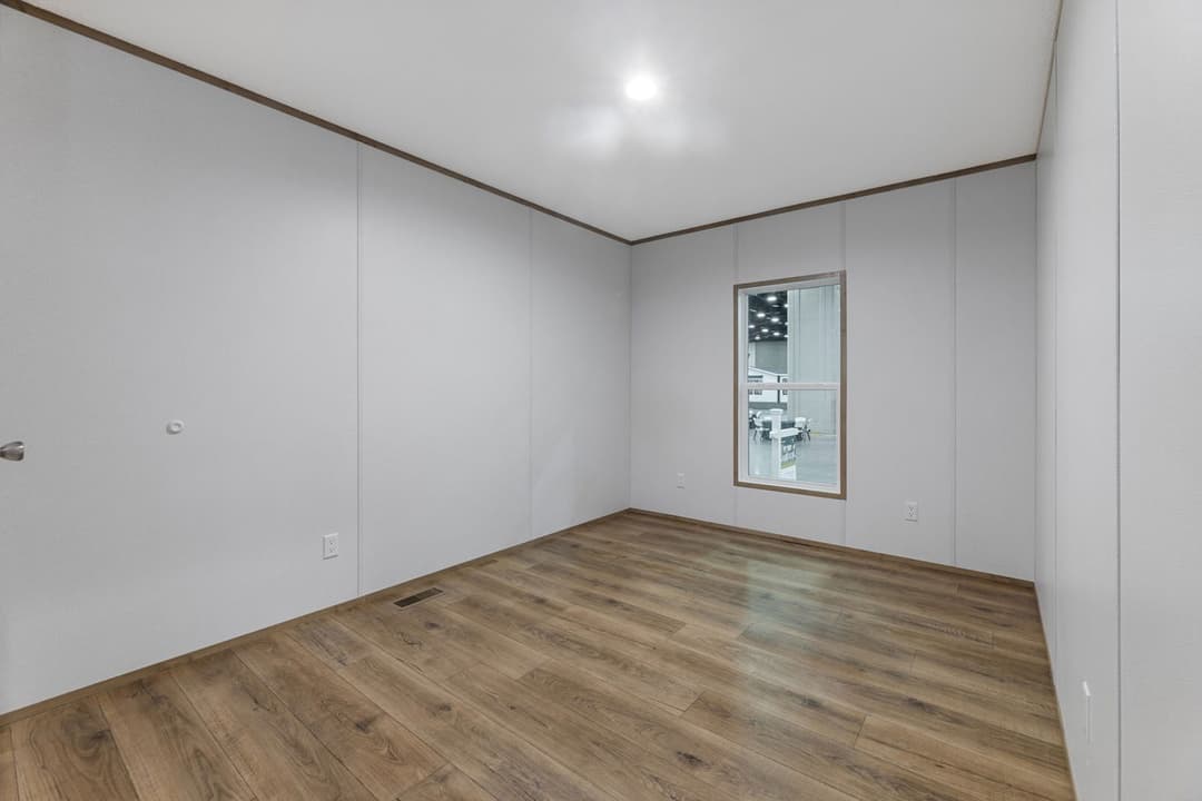 Phoenix 32563a bedroom home features