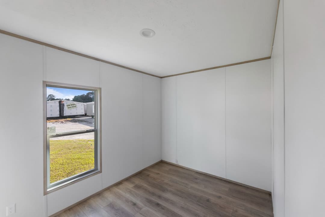 Phoenix 16663a bedroom home features