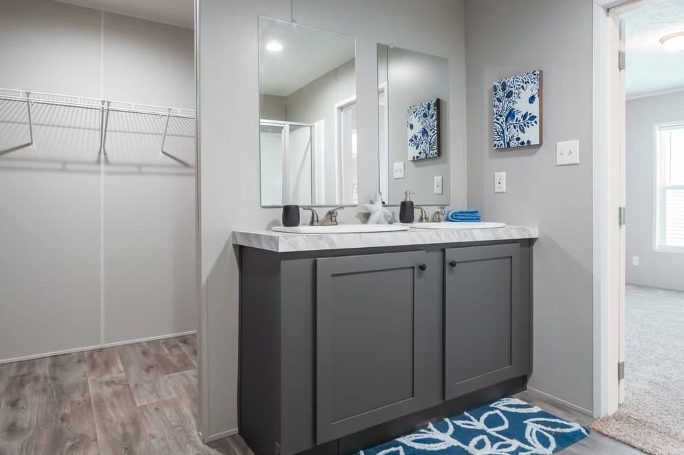 The eagle 60 bathroom home features