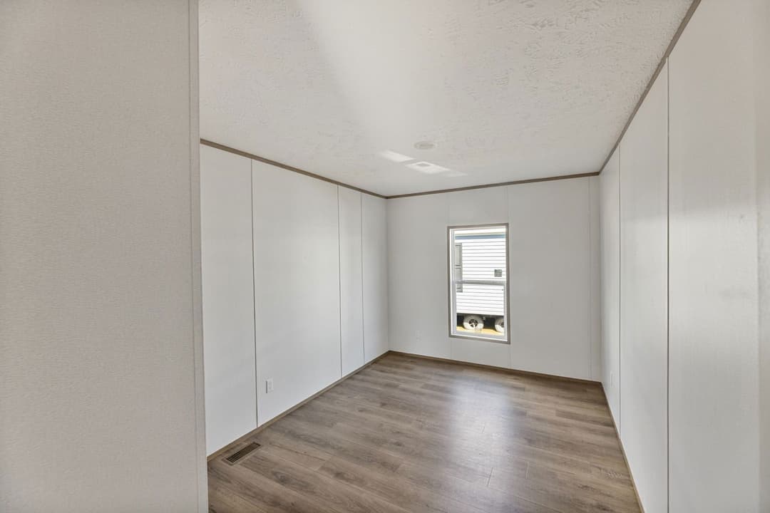 Phoenix 32483a bedroom home features