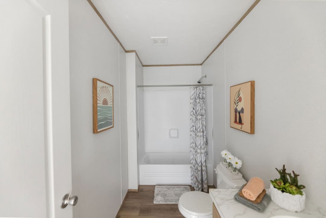 Phoenix 32483a bathroom home features