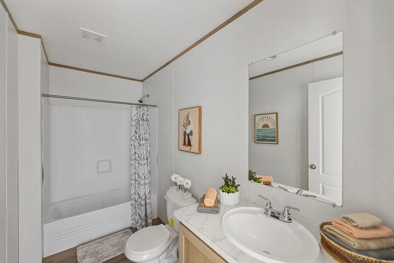 Phoenix 32483a bathroom home features