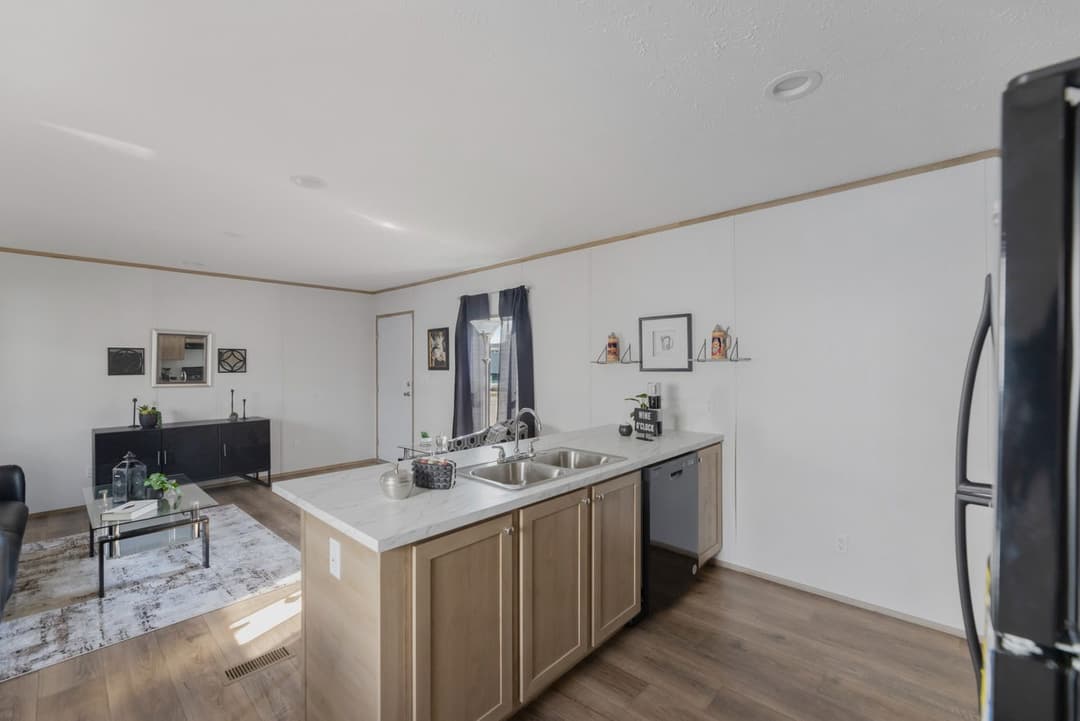 Phoenix 16663a kitchen home features