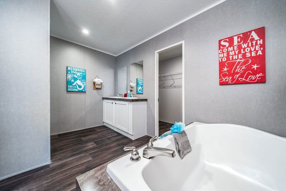 The eagle 76 bathroom home features