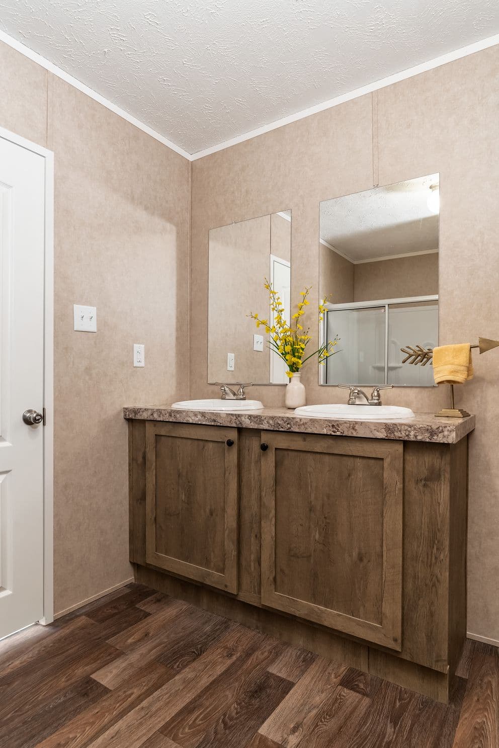 The eagle 52 bathroom home features